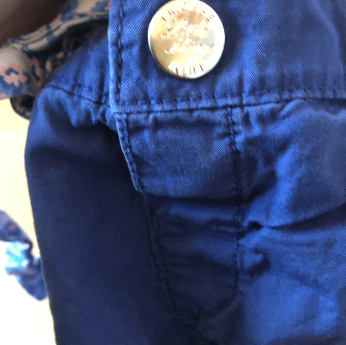 Blå shorts från H&M med blommigt knytband - 92