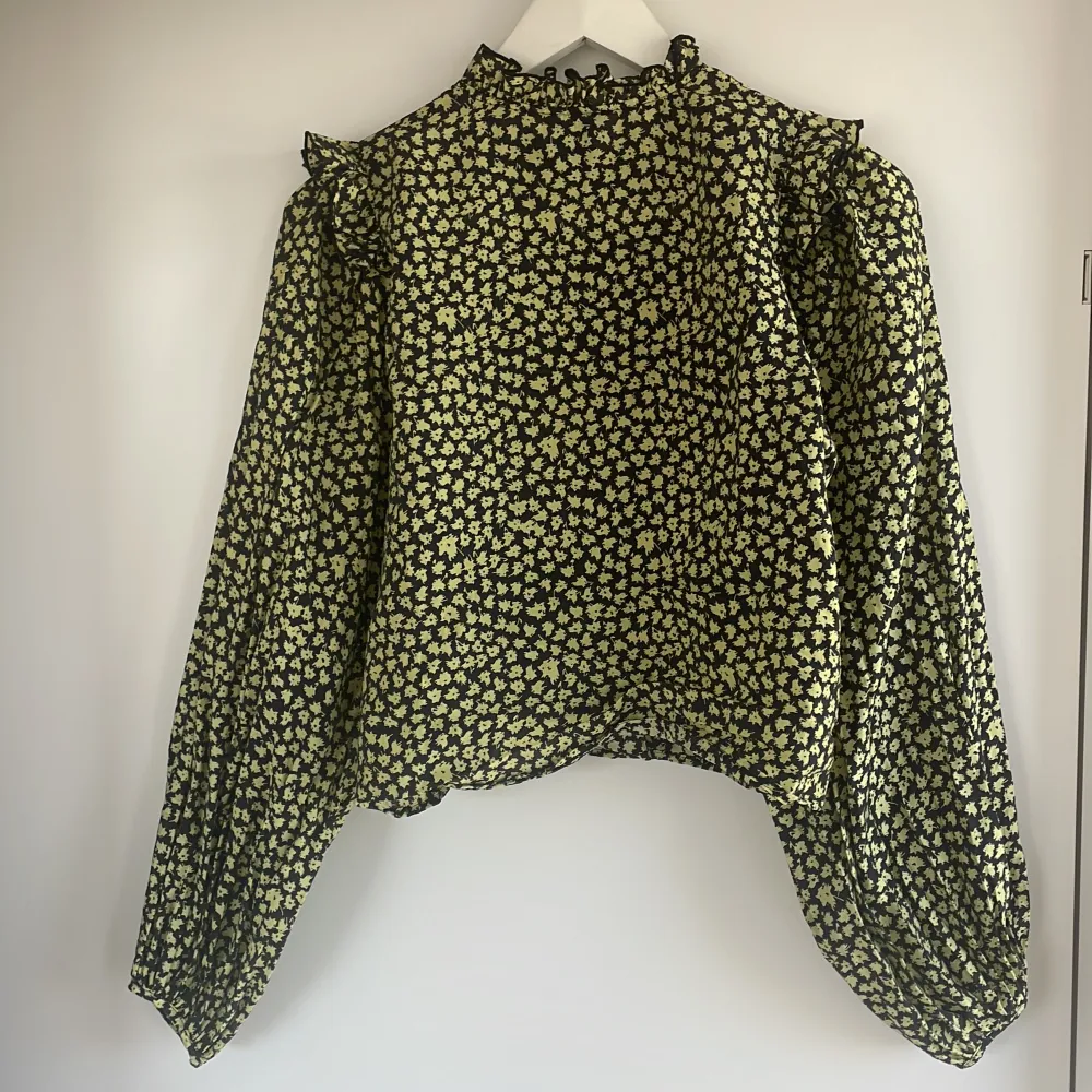 Super fin blus med puffärm. Storlek xs. . Blusar.