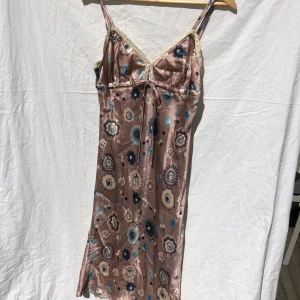 Slip on dress silke - Supersöt ljusrosa klänning i siden-aktigt typ med snörning och spets. Passar mig bra som är s. Den går ner till knäna ungefär. 100% silke