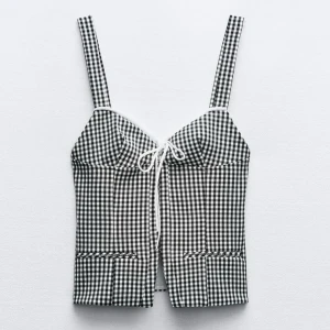 Korsett topp - Säljer denna fina korsett toppen i storlek S, den är knappt använd o i nyskick❤️