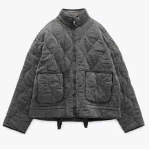 Quiltad jacka zara - Jacka från zara, quiltad. Inte använd så mycket!! Köpte storlek L för lite oversized! Har annars S. Den är typ mörkgrå eller urtvättad svart kan man säga! 