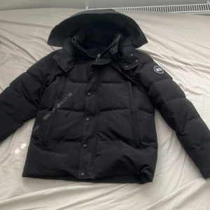 Canada goose wyndham parka black -  canada goose wyndham black label använd 2-3 gånger pris kan diskuteras   Päls finns med