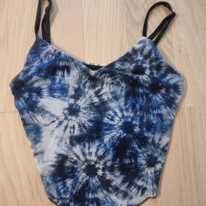 Blå topp - Blå mönstrad topp 