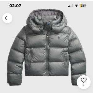 Grå dunjacka från Ralph Lauren - jag söker Ralph lauren jacka i grå för ett bra pris!!