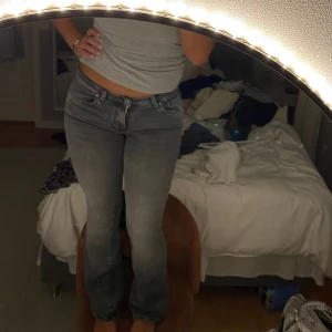 Gina jeans  - Säljer mina bootcut jeans från Gina, dem är grå svarta🥰
