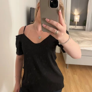 Blus - En super fin blus som tyvär är förstor för mig därav säljer jag den!💕 Aldrig använd!  Stl: 36 men passar även 38 (Jag är vanligtvis 32/34) Nästan som kostym material!