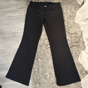 Lågmidjade kostymbyxor  - Skiiiit snygga kostymbyxor som tyvärr är försmå för mig. De är lågmidjade med bootcut. Det finns synliga täcken på användning (bild 3) dock så är dem tydligare på bilden än i verkligheten. Innerbenslängd 77cm, 37 tvärs över midjan❣️