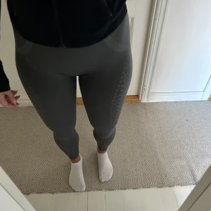 Gymshark tights  - Säljer mina gymshark tights då dem inte kommer till användning, använda fåtal gånger och inga defekter 