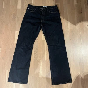 Svarta jeansbyxor - hope rush denim, köptes för 1300 för 2 år sen, endast testade. lite bootcut. Raw Denim.