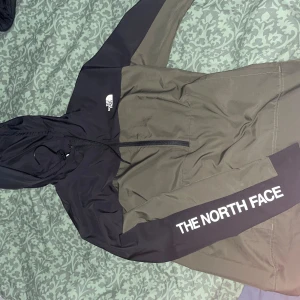 The north face vindjacka  - Köpt för 1 år sen använt 1 gång för den varit för liten på mig 