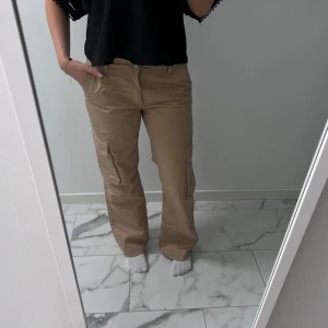 Begie cargobyxor  - Begie cargobyxor från Gina Tricot🤍 Bra skick!