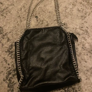 Svart väska  - En fin väska från tiamo. Passar perfekt som skolväska! 