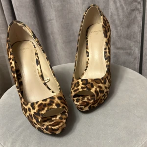 Lejopard klackskor 🐆 - Stl:37 Sköna Jätte fina lejopard klackskor 🐆