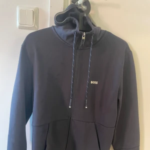 BOSS  - Säljer min Boss tröja ny pris 2200kr jag säljer för 700kr 