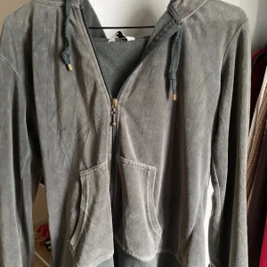 Tröja  - Denna passar väldigt bra nu när det börjar närma sig till höst. Tröjan har kommit till användning väldigt få gånger och är fortfarande i bra skick. 