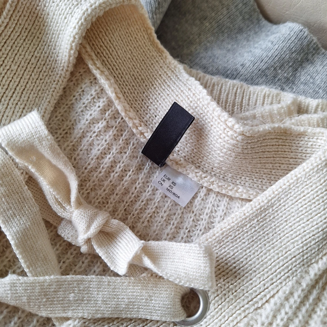 Beige stickad tröja med snörning - 92