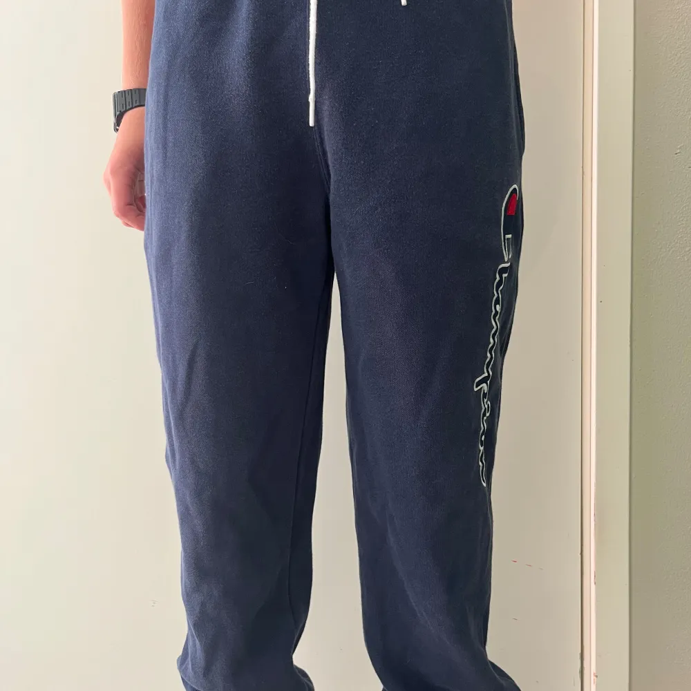 Mörkblå mjukisbyxor från Champion. Storlek XL i barnstorlek/13-14 år/162-167 cm. Passar som en XS. Unisex passform. Använda men superbra skick. KOLLA MIN PROFIL.. Jeans & Byxor.