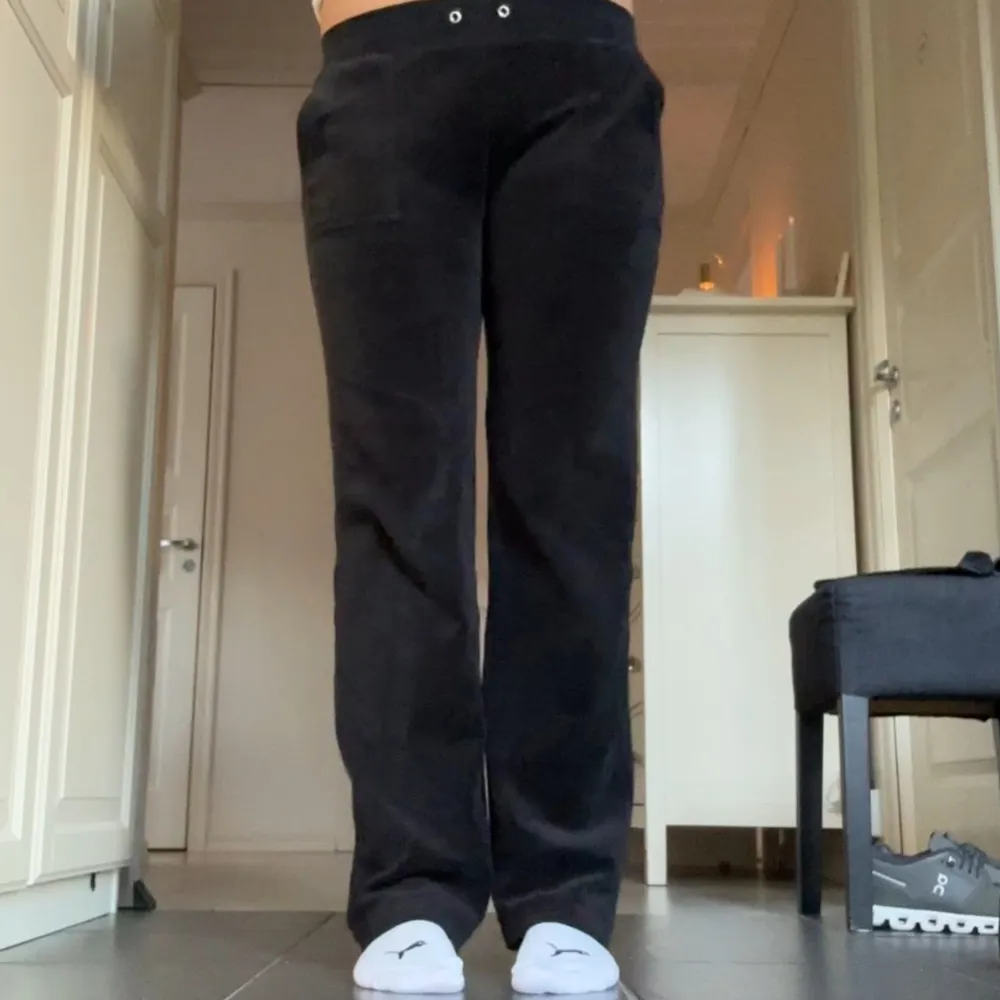 Säljer i par, men kan även tänka mig att sälja separat om du bara vill ha ena paret! Då kan vi diskutera priset i dm💓Inga defekter alls! Jag är 168cm för referens🥰 Kontakta mig för fler bilder❤️. Jeans & Byxor.