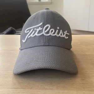 Titleist keps - S/m  Bra golfkeps funkar bra i alla väder 