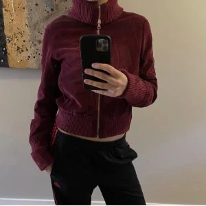 Kofta - En jätte skön kofta inför hösten!💗 skön och varm! Storleken är XS men kan säga att det passar S💗använt bara en gång men tyvärr är den för liten 