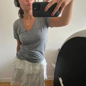 Grå v-ringad t-shirt - Säljer en enkel och bekväm grå v-ringad t-shirt. Perfekt för vardagsbruk och kan matchas med nästan vad som helst. T-shirten är i bra skick och har korta ärmar. Passar perfekt till både jeans och kjolar.