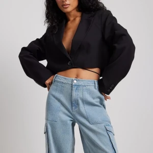 Croppad blazer - Croppad svart blazer från NA-KD, endast använd en gång (snörena som finns på modell bilderna har klippts bort), skriv för fler bilder