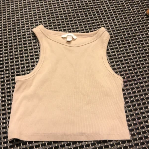 Beiget ribbat linne - Ett basic beiget linne från hm som är ribbat! Väldigt bra skick!💗💗