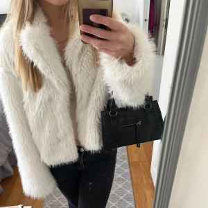 Pälsjacka - Superfin pälsjacka, perfekt nu till hösten!Endast använd en gång så i nyskick 💗
