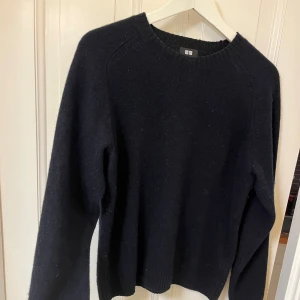 Stickad tröja mörk blå stl S - Stickad mörkblå tröja från uniqlo stl: S. Sparsamt använd. Tröjan är egentligen storlek M, men har krympt i tvätten. Passar perfekt som storlek S. Köpt på uniqlo i Göteborg.