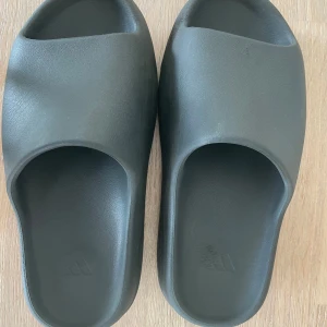 Yeezy slides dark onyx - Säljer mina Yeezy slides eftersom de tyvärr blivit för små på mig. De är i bra skick med små tecken på användning, (Bild 1 och 2) 