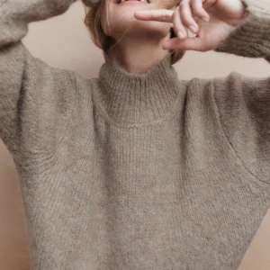 Stickad tröja  - Snygg stickad tröja från Zara i bra skick!  Säljs då den ej kommer till användning.