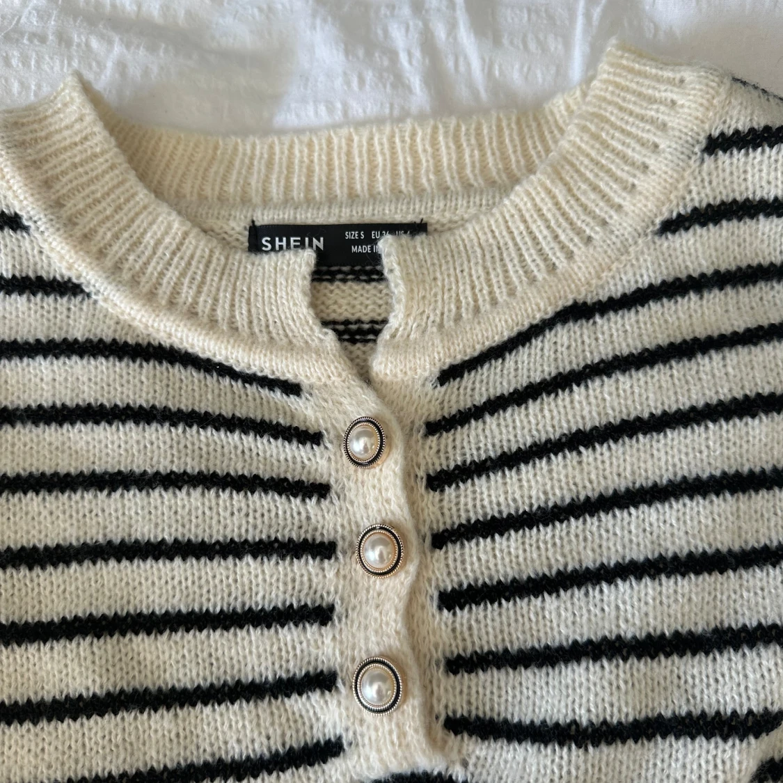 Stickad söt tröja med knappar - 91