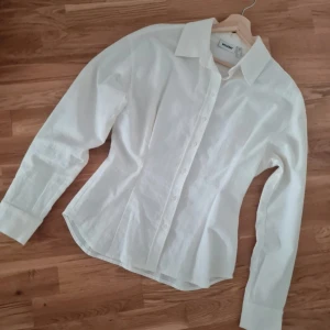 Figursydd skorta - Fått tillfälle att använda den en gång. Passar inte mig längre. Den är i princip helt ny. Material, lin och bomull. 2 knappar tillkommer.