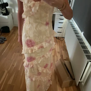 Lång klänning  - Säljer mina gula långklänning då den aldrig kommit till användning. Går ner till marken på mig som är 170💗 i mycket bra skick och i storlek 38 som passar mig bra som vanligt är en S.