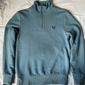Fred Perry half-zip - Fred Perry half-zip. Gråblå färg. Sparsamt använd. Inköpt från boozt för ett år sedan. Skicka ett pm för mer info!