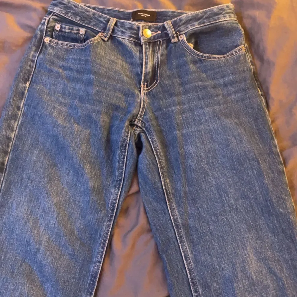 Blåa jeans från vero Moda. Low waist och straight fit. Storlek W27 L30. Säljer för dem har blivit för små för mig. Använda några fåtal gånger. Ordinarie pris: 600kr. Köparen står för frakt. . Jeans & Byxor.