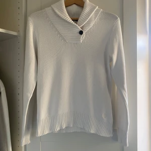 Henrik Lloyd stickad tröja - Stickad tröja från Henrik Lloyd med häftig unik krage 😃 9/10 skick, inga defekter 🤝 Skicka meddelande för flera frågor😃