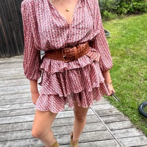 Maje klänning - Blommig Maje klänning, aldrig använd.