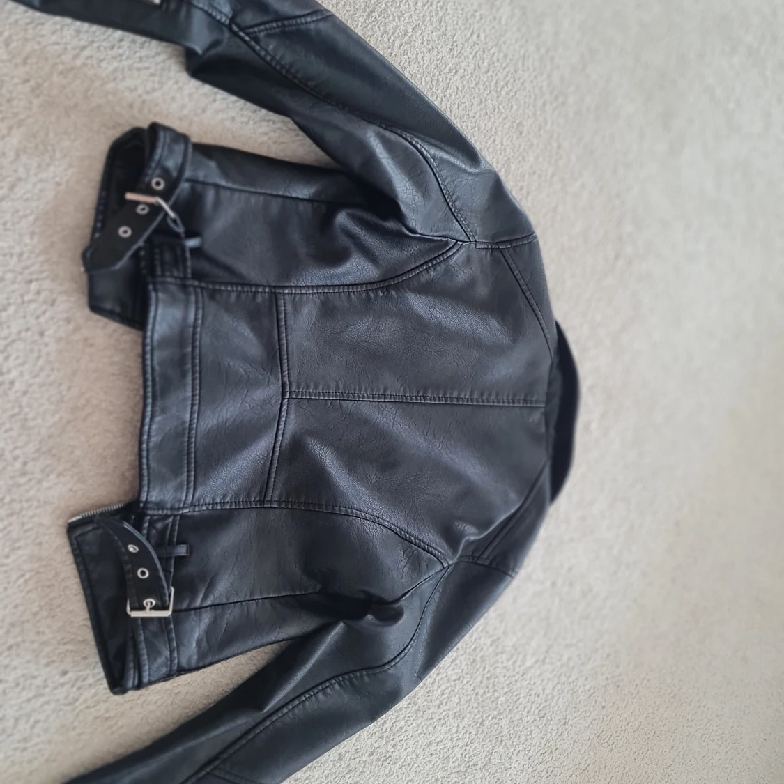 Svart skinnjacka med dragkedja och bältesdetaljer - 92