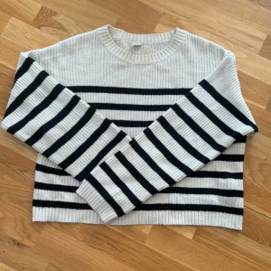 Randig stickad tröja  - Randig stickad tröja. Färger mörk blå och vit. Använd men är i bra skick.