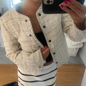 jacka - beige jacka/tröja från Zara, använd cirka 3-4 ggr och har inga tecken på användning. Minns inte nypris. Skriv för fler bilder🤍