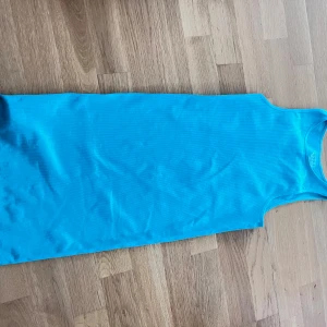 Blå ärmlös tajt klänning - Säljer en snygg blå ärmlös tajt klänning. Klänningen är i ett mjukt och stretchigt material . 