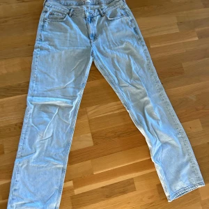 Low waist jeans från Gina Tricot  - Ljusblåa jeans ifrån Gina Tricot som är i nyskick, low waist💗