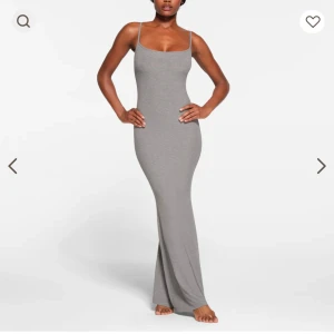 SKIMS klänning grå - säljer min SKIMS klänning, grå, XS, nyskick 🤍  först till kvarn, vill du köpa skriver du i chatten: namn, adress, telefonnummer 🤍🤍