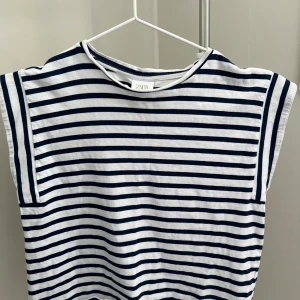 T-shirt - Blå randig T-shirt i bra skick 