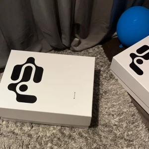 Eytys - Tjena, säljer ett par splitter nya eytys skor. Helt oanvända och Inga skador på dom.  Säljer pågrund av storlek och gick inte att lämna tillbaka dom, box ingår. Köpte dom för 2050kr Pris går att diskutera.