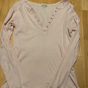 Teöja - Super söt långärmad tröja från brandy Melville i one size, knappt använd.