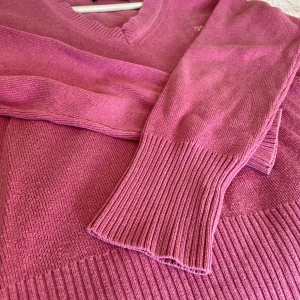 Rosa finstickad tröja - Rosa finstickad tröja i fint skick stl M men skulle säga att den är mer som en xs-s. 💓 supersnygg till ett par blåa Jens eller till ett par kostymbyxor 😃