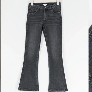 Bootcut jeans - Fina jeans ifrån Gina Young i strl 158, passar mig som vanligtvis har xs/s💕 Lite slitna längst ner men annars väldigt fint skick! Hör av er vid frågor & kom gärna med prisförslag💓