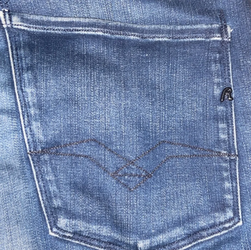 Replay jeans i modellen anbass, slim fit. Pris går att diskutera, skicket är 7,5/10 Nypris: 1799 kr Mitt pris: 349 kr Låter det som en bra deal?😁. Jeans & Byxor.